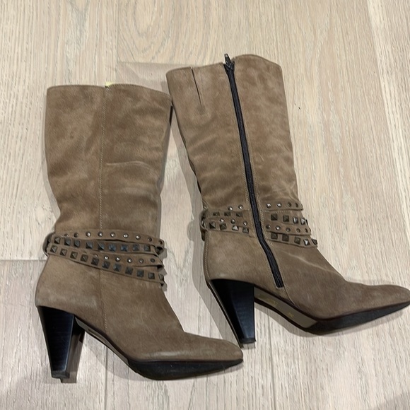 Suede leather boots with metal rivet details - Picture 10 of 15